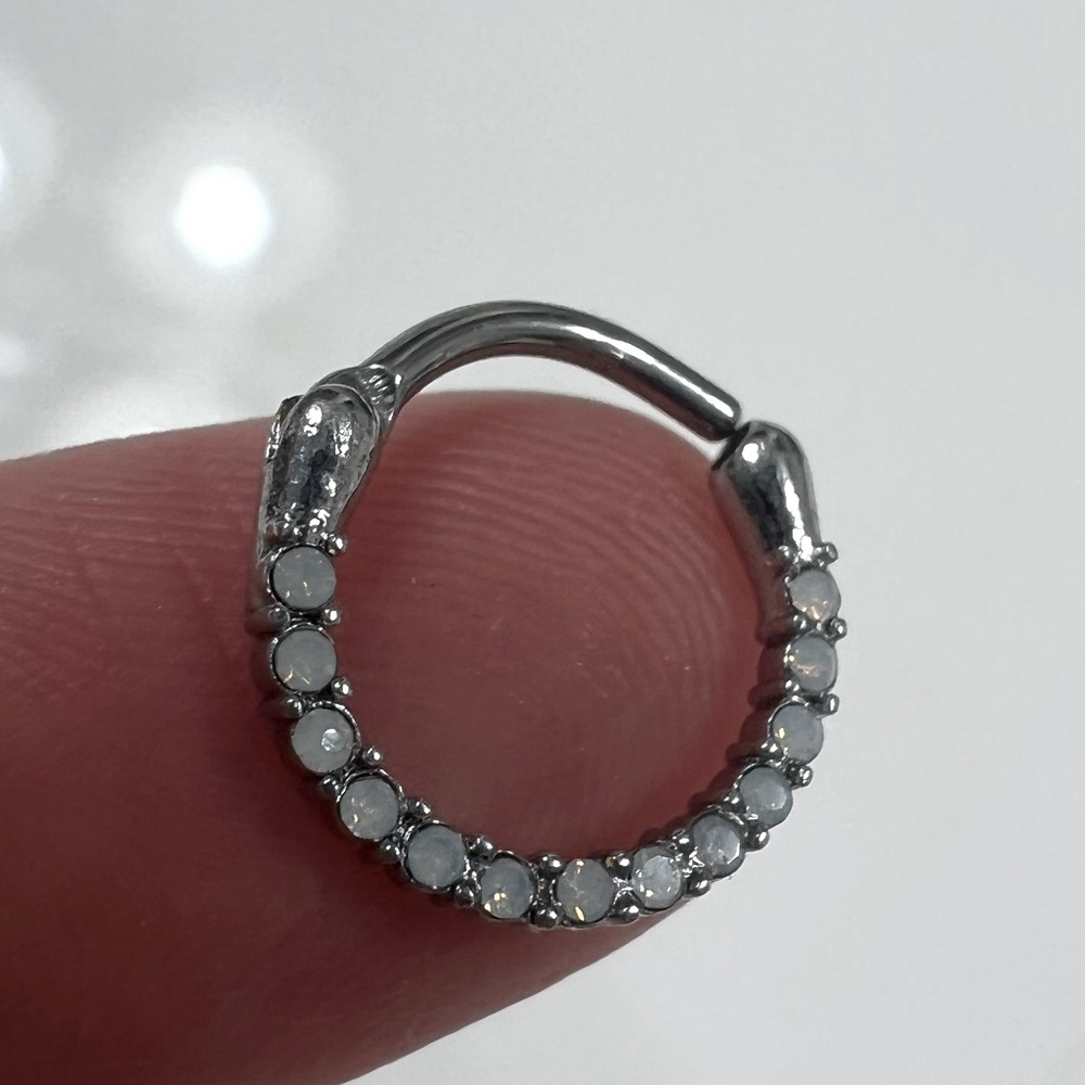 Opal septum hinged clicker ring